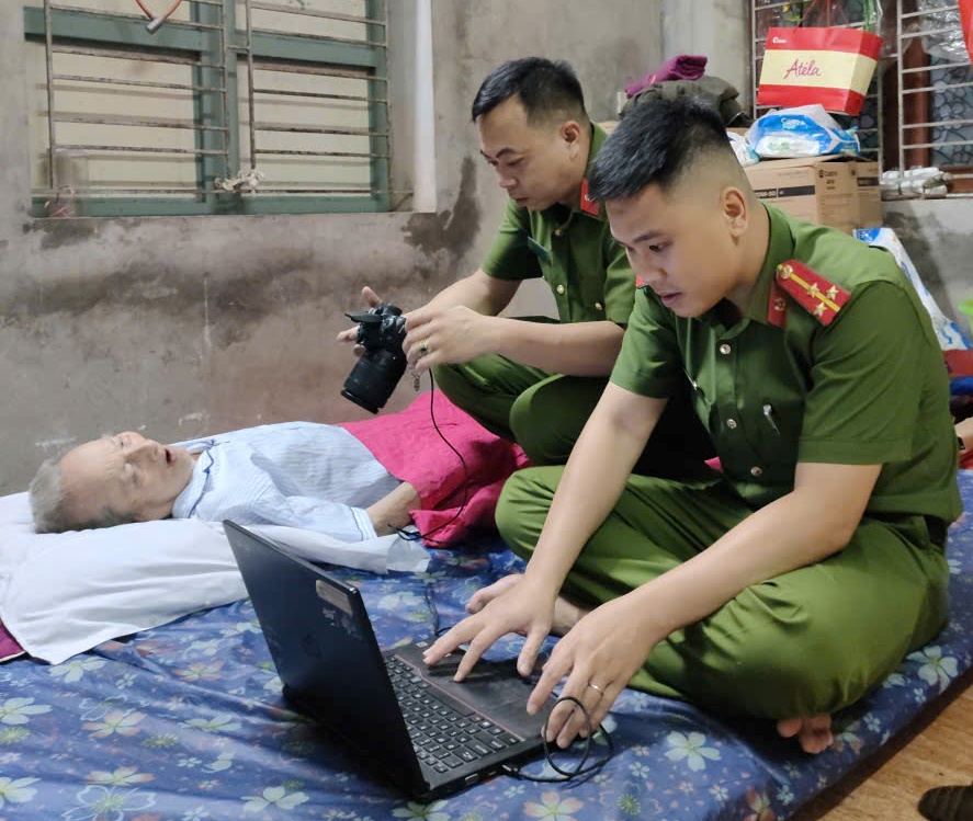 Công an xã Tiên Lãng: Đến tận nhà thu thập thông tin cấp Căn cước cho 03 người dân có hoàn cảnh khó khăn